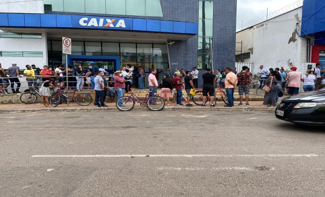 Filas gigantes e aglomerações são registradas na manhã desta segunda-feira em Rio Branco